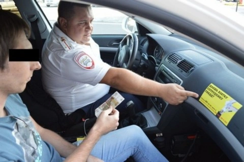 Московский гаишник отказался взять 100 000 рублей взятки и сдал нарушителя правоохранителям