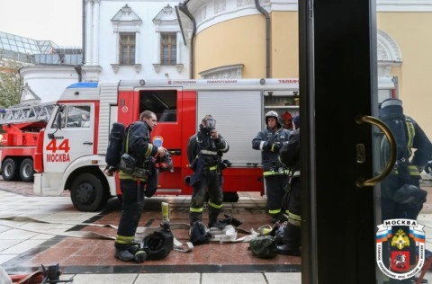 Пожар в одном из кабинетов в административном здании потушен на Ленинском проспекте в Москве
