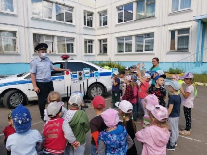 В Твери инспекторы ГИБДД и представители общественности рассказали дошкольникам о дорожных Правилах