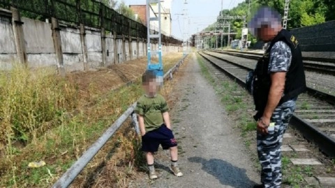 В Приморье сотрудники транспортной полиции прервали опасную прогулку детей на железной дороге