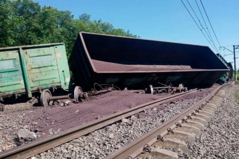 Сход 22 груженых вагонов с рельсов на участке ЖД в Тульской области