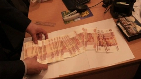 В Екатеринбурге сотрудники полиции задержали подозреваемых в сбыте поддельных денежных купюр