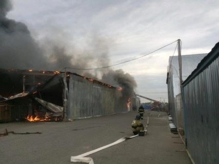 Пожар в 2 ангарах в Северной столице локализован