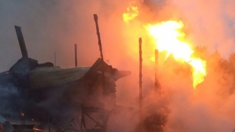Огнеборец, находясь в отпуске, спас из горящего дома пожилого мужчину