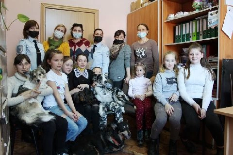 «Твори добро!»: В Калининградской области стражи магистралей организовали для детей, нуждающихся в социальной реабилитации, встречу с необычными четвероногими друзьями
