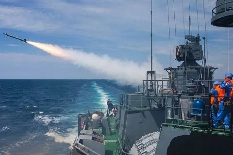 Экипаж фрегата «Адмирал Григорович» провёл совместное учение с береговыми противокорабельными комплексами «Бал» и «Утёс»
