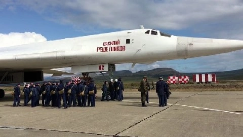 Экипажи стратегических ракетоносцев Ту-95мс отработали посадку на условно зараженный аэродром в Амурской области