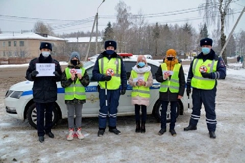 В Магаданской области госавтоинспекторы вместе с юными участниками движения провели профилактическую акцию «Узелок на память пешеходу»