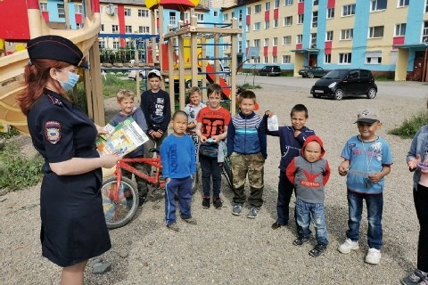 В Ивановской области в рамках профилактического мероприятия «Внимание – дети!» полицейские проводят занятия с самыми юными участниками дорожного движения