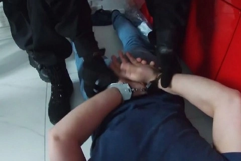 В Тюменской области задержан курьер, помогавший мошенникам обмануть трех пожилых граждан