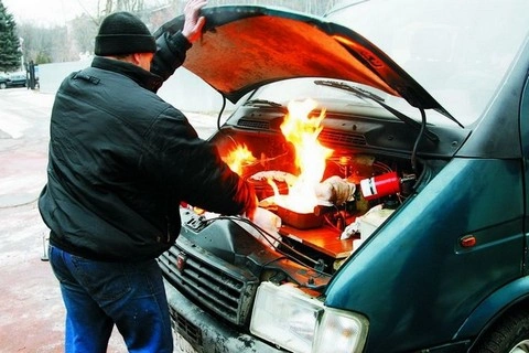 В Самарской области автоинспекторы помогли водителю потушить автомобиль