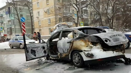 В Кабардино-Балкарии автоинспекторы вытащили водителя из загоревшегося автомобиля