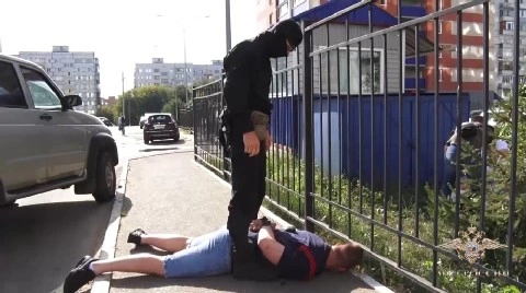 В Брянске сотрудники полиции задержали сообщника телефонных мошенников, забиравшего деньги у пенсионеров