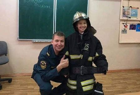 В День знаний огнеборец МЧС России рассказал учащимся одной из нижегородских школ о пожарной безопасности