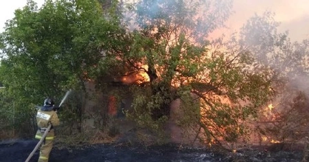 Более 450 человек и 107 единиц техники задействовано в тушении пожара в Ростовской области