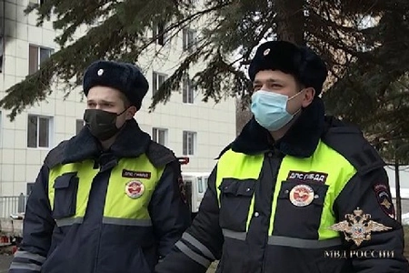 В Оренбургской области инспекторы ДПС предотвратили пожар в квартире