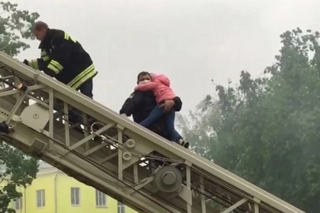 В Республике Алтай сотрудники полиции помогли эвакуировать людей из загоревшегося общежития