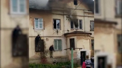 Полицейские эвакуировали 50 человек из загоревшегося дома в подмосковном Фрязино
