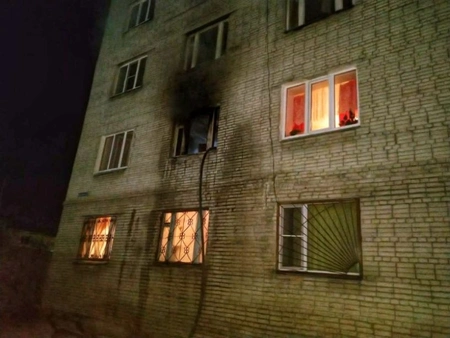 На Сахалине полицейские поощрили девушку и юношу, которые эвакуировали людей из горящего дома