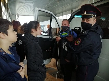 Госавтоинспекторы и представители общественного движения «Молодежка ОНФ» в рамках акции 