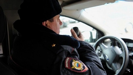 В Красноярском крае автоинспекторы помогли местному жителю справиться с возгоранием его автомобиля