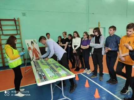 В КЧР сотрудники Госавтоинспекции и специалисты центра «Лаборатория безопасности» провели занятие для школьников