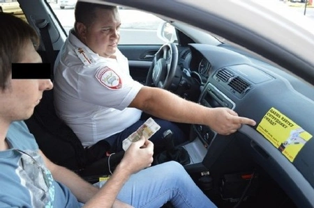 В Республике Коми полицейские и общественники провели акцию «Взяток не даю, взяток не беру!»
