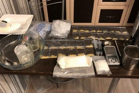 В Кузбассе полицейские пресекли деятельность нарколаборатории, оборудованной в квартире жилого дома