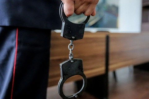 В Красноярске полицейские по горячим следам задержали подозреваемого в ограблении пенсионера