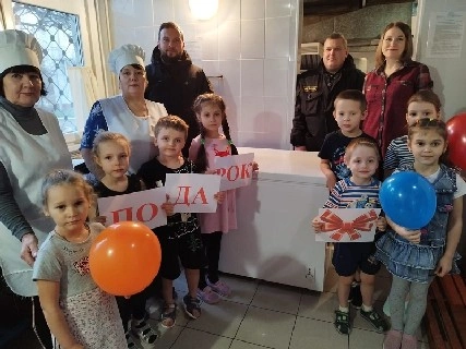 Подарки луганским детским садам привезли представители ООО ЧОП «Защита Плюс»