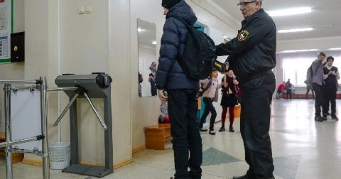 У столичного школьника, который якобы пошутил об атаке на школу, найдено несколько единиц боевого оружия
