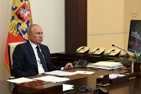 Российский президент дал поручение о внесении предложения наградить работников казанского учебного учреждения, где недавно стреляли