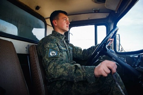 Зачеты по вождению военного автотранспорта зимой сдадут военные водители ВВО