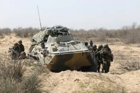 Экипажи БТР-82А общевойскового объединения ВВО в Приморье совершенствуют полевую выучку в сложных климатических условиях