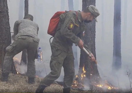 Военнослужащие ЦВО остановили полосу огня около поселка в Туве