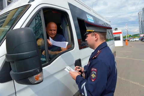 Госавтоинспекция областного центра контролирует безопасность общественного транспорта и такси на улицах Мурманска