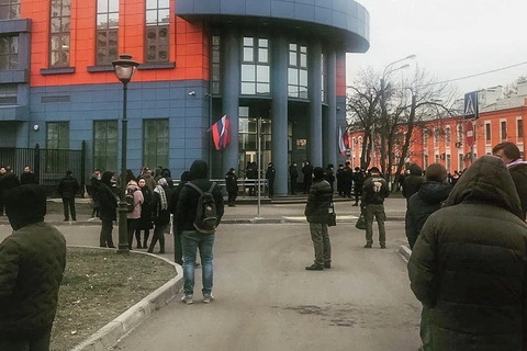 Много людей эвакуировано из зданий судов столицы в связи с информацией о заложенных в них взрывных устройствах