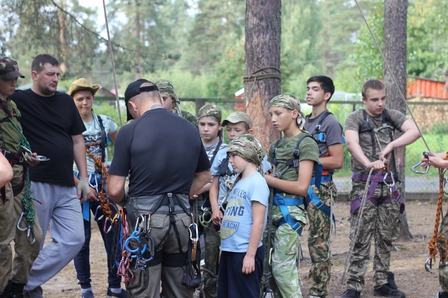 Сотрудник Карельского СОБР провел занятие для воспитанников военно-патриотических объединений