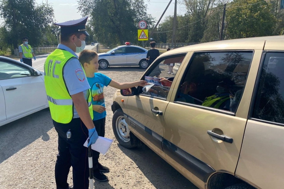 Госавтоинспекторы продолжают проводить для школьников Калмыкии уроки дорожной безопасности