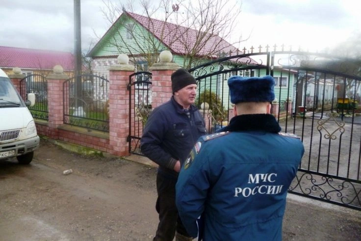 Спасатели напомнили правила пожарной безопасности жителям поселка Палкино
