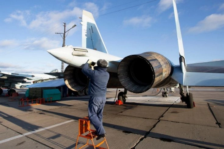 Экипажи новейших истребителей Су-35С Западного военного округа отработали ведение высокоманевренного воздушного боя