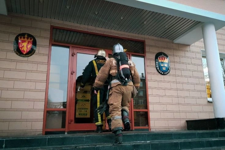 Мурманские пожарные потушили условный пожар в норвежском консульстве