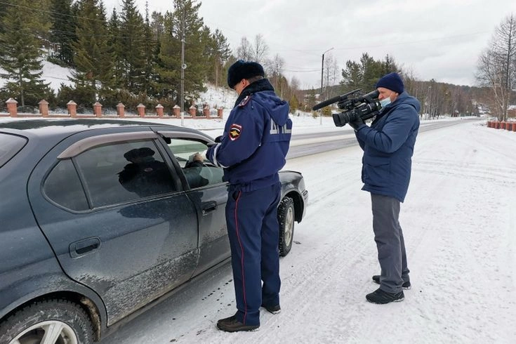 В Красноярском крае сотрудники ГИБДД и общественники напомнили водителям о правилах и сроках оплаты штрафов за нарушения правил дорожного движения
