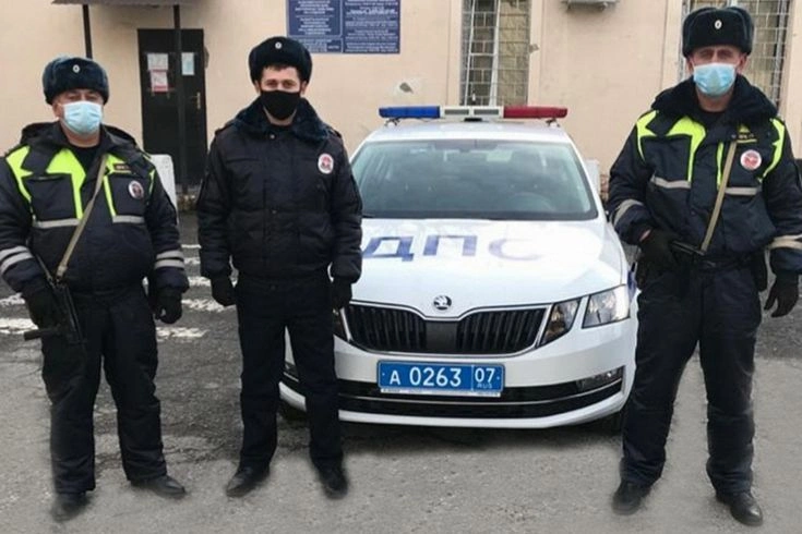 В Кабардино-Балкарии сотрудники ДПС эвакуировали семью с тремя детьми из дома, который мог загореться