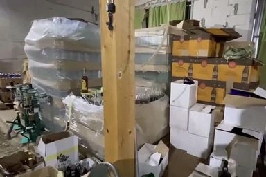 В Дмитрове подмосковные полицейские пресекли деятельность нелегального цеха по производству фальсифицированного алкоголя