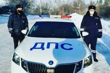 В Алтайском крае полицейские спасли пассажиров автобуса, которые едва не замерзли на трассе