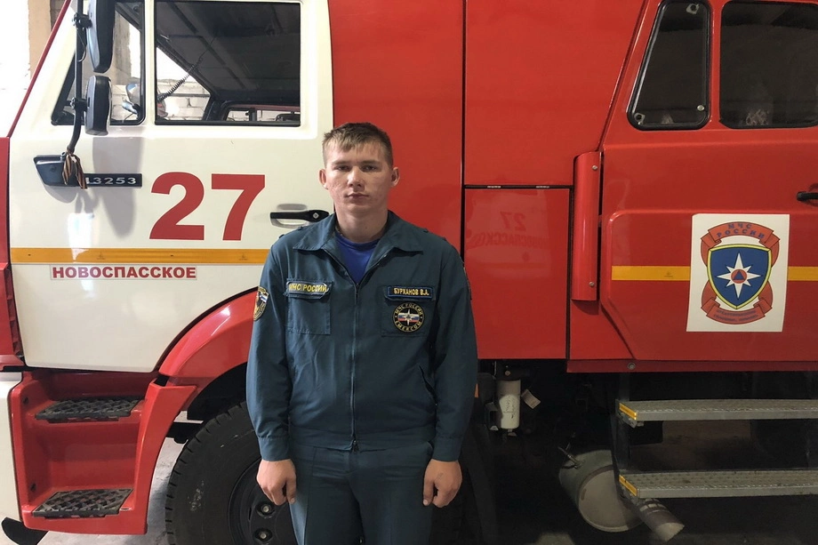 В свободное от несения службы время огнеборец спас на пожаре пожилую женщину
