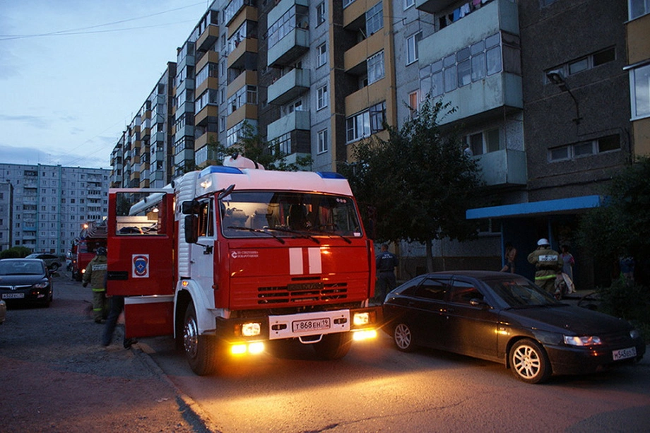 В Черногорске молодой человек устроил пожар в квартире