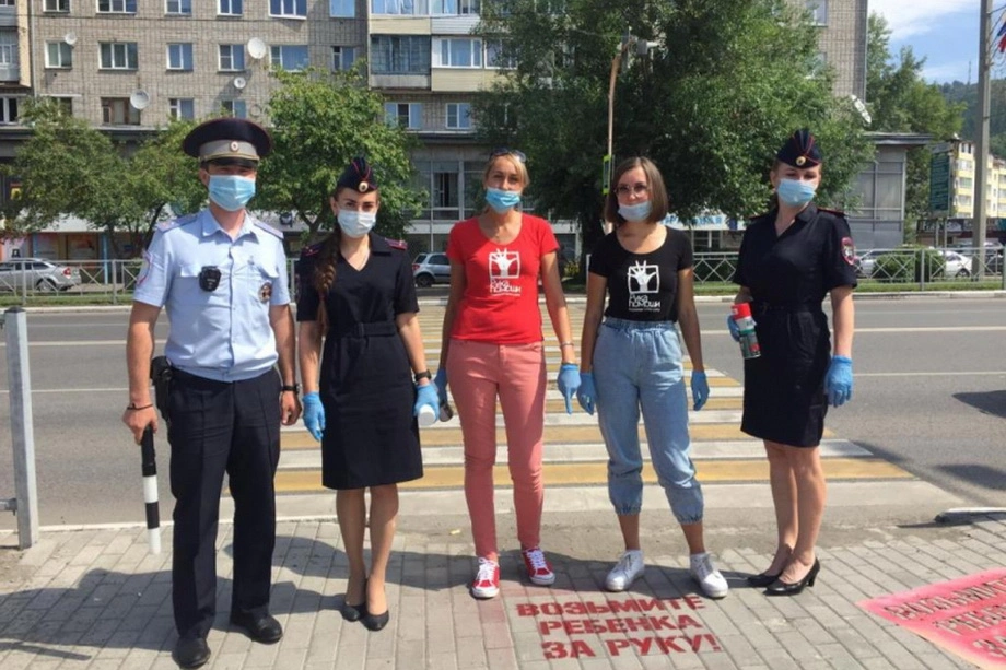 В Республике Алтай автоинспекторы и представители благотворительного фонда провели акцию «Безопасный переход!»