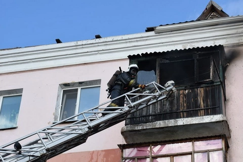 В Бурятии пожарные-добровольцы эвакуировали с балкона горящей квартиры мужчину